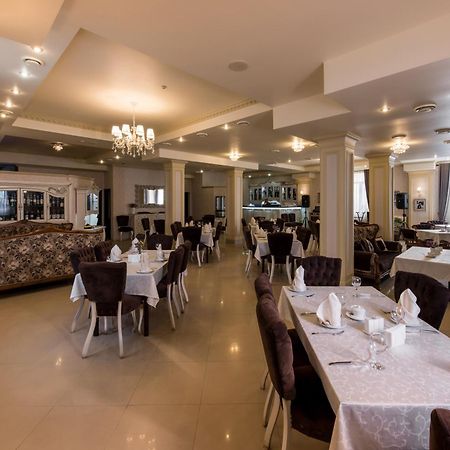 Premium Hotel Chernivtsi Bagian luar foto