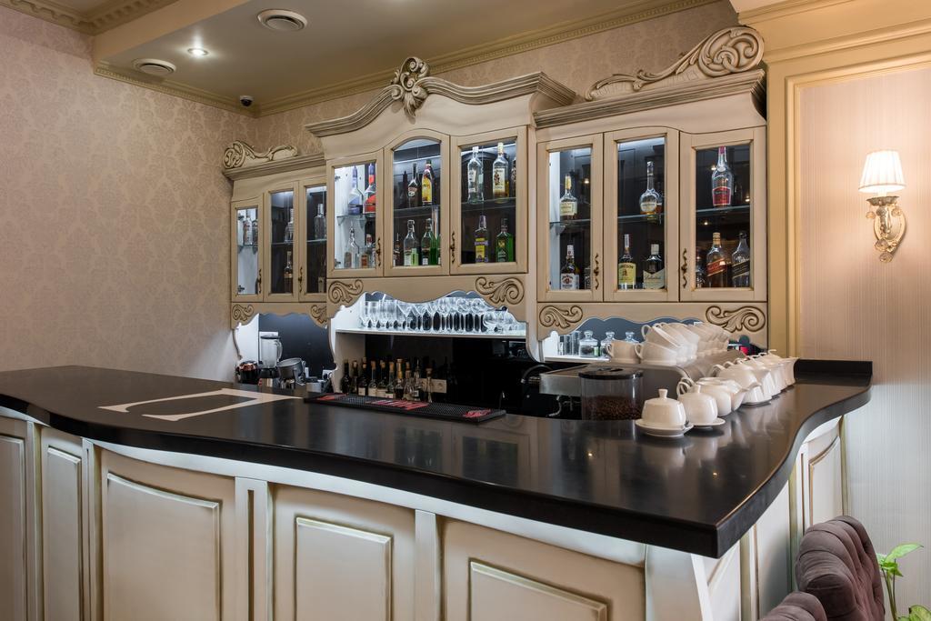Premium Hotel Chernivtsi Bagian luar foto