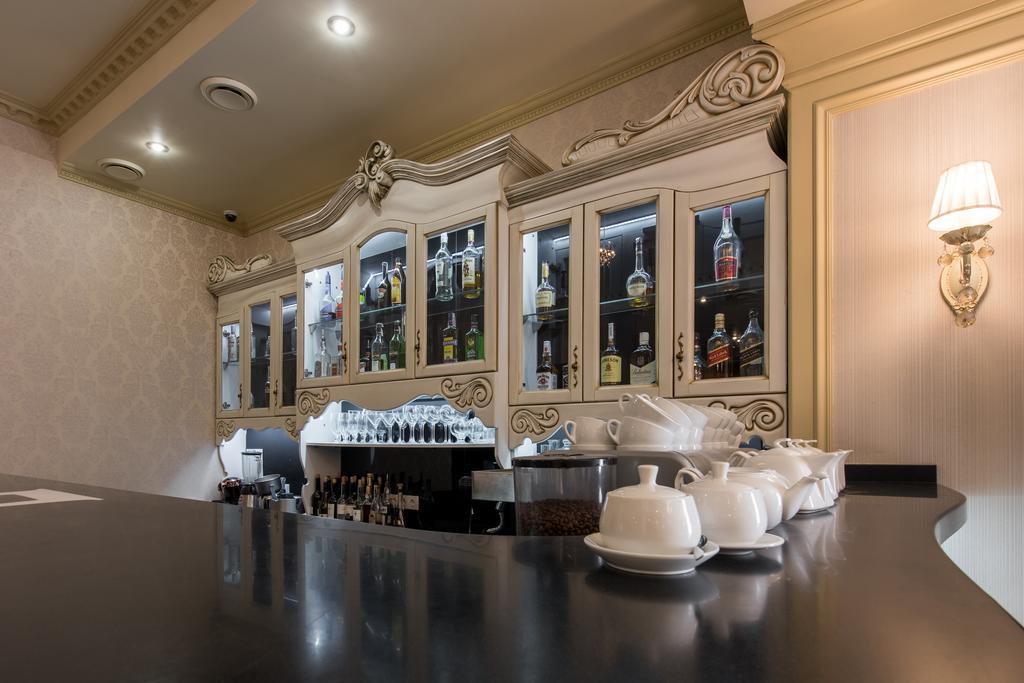 Premium Hotel Chernivtsi Bagian luar foto