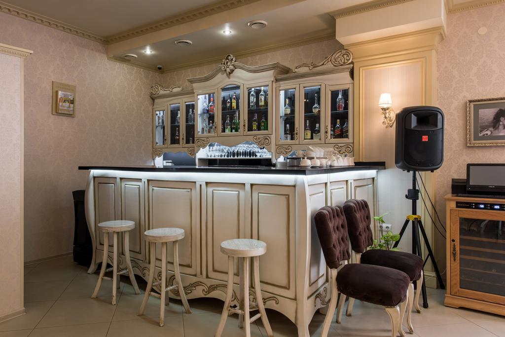 Premium Hotel Chernivtsi Bagian luar foto