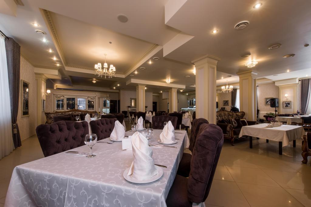 Premium Hotel Chernivtsi Bagian luar foto