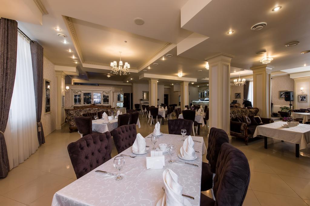 Premium Hotel Chernivtsi Bagian luar foto