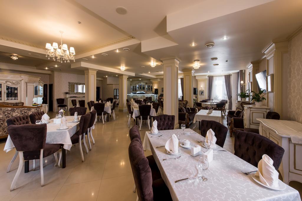 Premium Hotel Chernivtsi Bagian luar foto