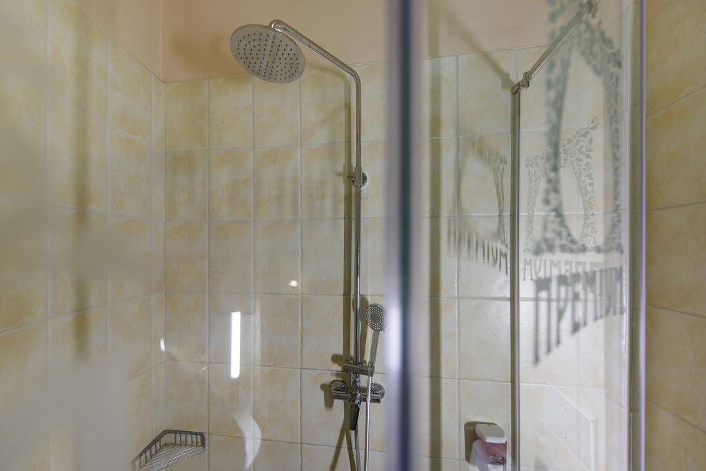 Premium Hotel Chernivtsi Bagian luar foto