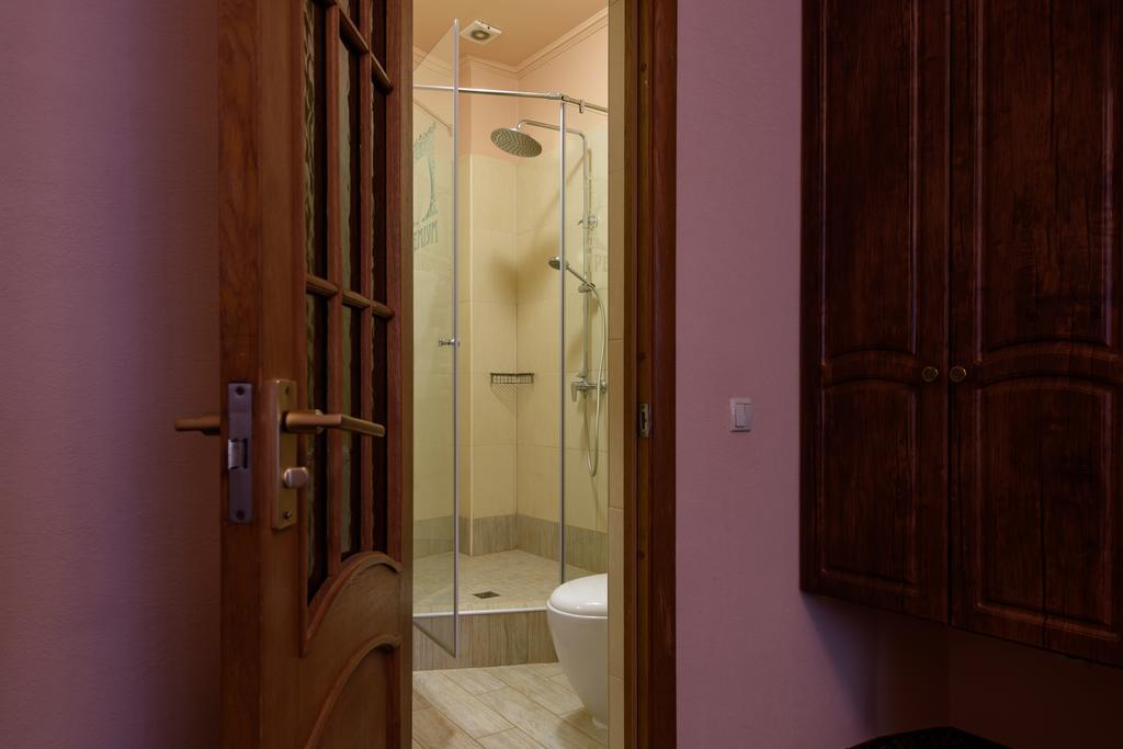Premium Hotel Chernivtsi Bagian luar foto