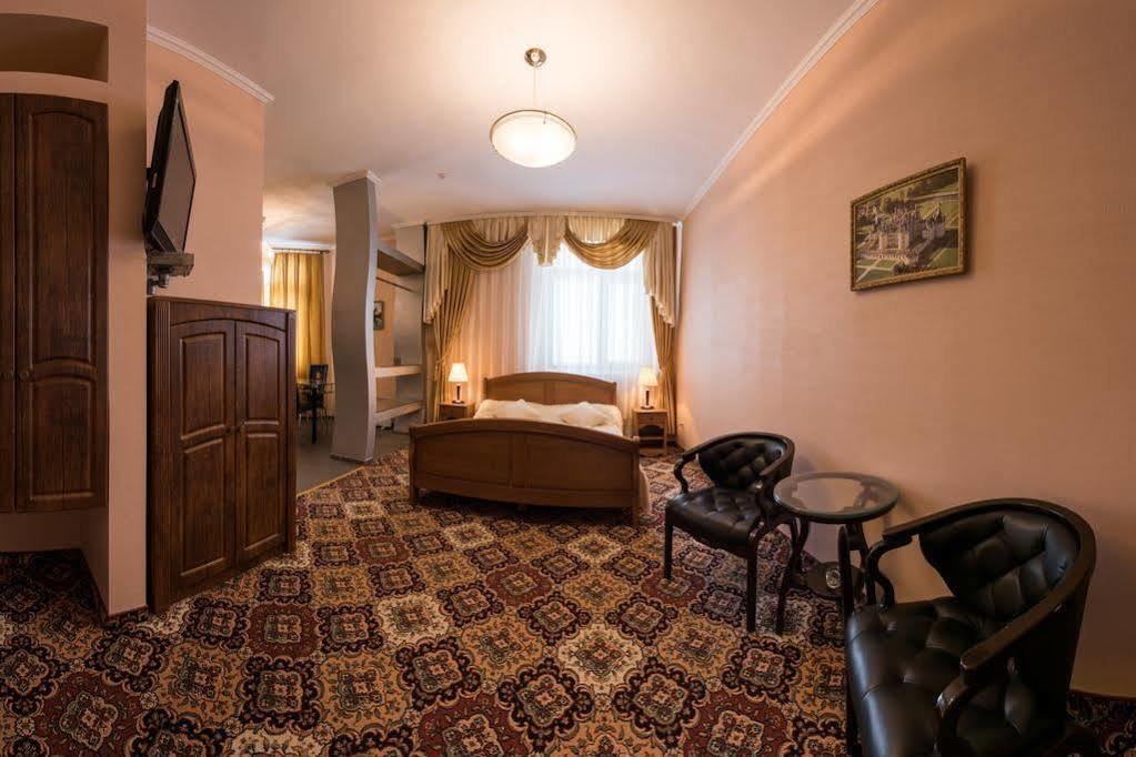 Premium Hotel Chernivtsi Bagian luar foto