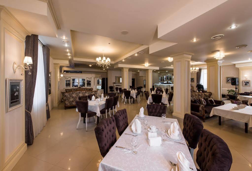 Premium Hotel Chernivtsi Bagian luar foto