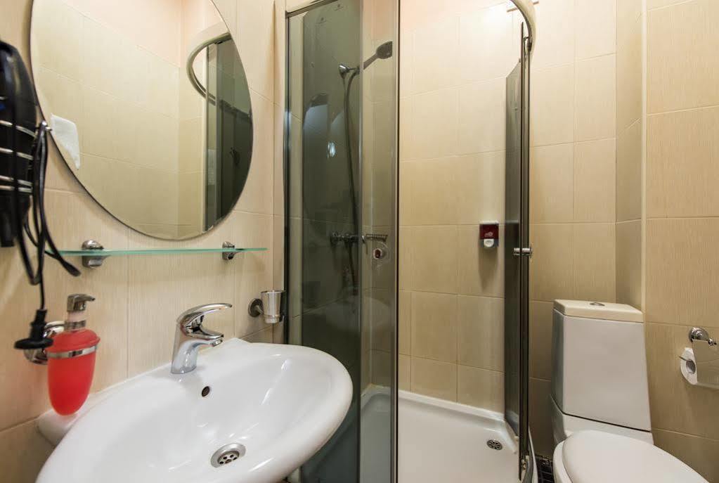 Premium Hotel Chernivtsi Bagian luar foto